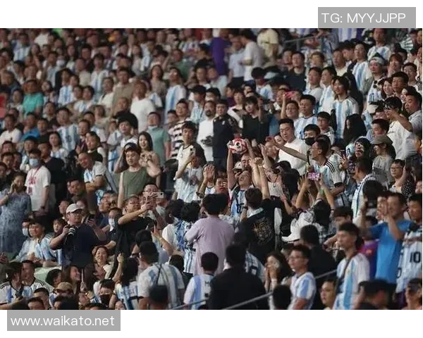 足球明星被球迷热情拥抱瞬间被拍下引发热议视频曝光