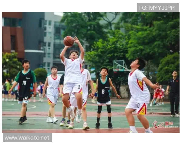 篮球明星拉杆上篮精彩瞬间展示与技巧解析让你领略篮球魅力与运动之美